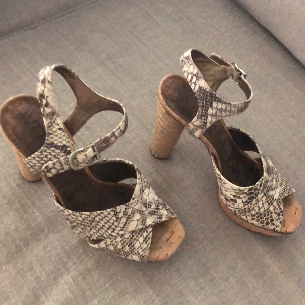 Tan/brown faux snake. Cork  5” twine heel.